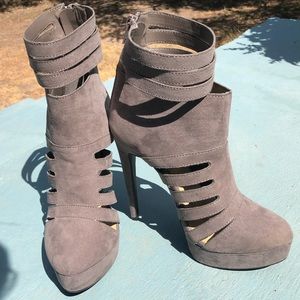 Super cute “Just Fab” grey suede pumps!